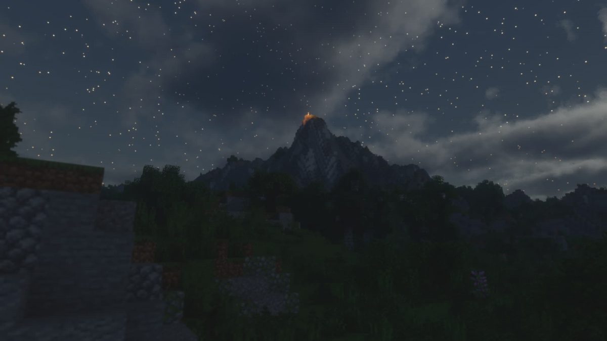 Voyager Shader Minecraft : Une montagne de nuit avec une torche à son sommet