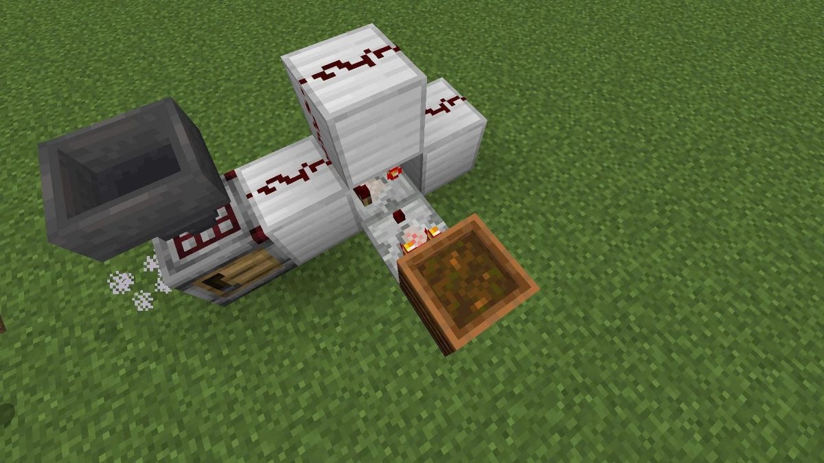 Capture d'écran de Minecraft montrant un mécanisme simple utilisant la redstone. La configuration comprend un entonnoir, un comparateur, un répéteur, de la poussière de redstone et un crafter (fabricateur). La redstone est activée, indiquant que le système est en train de traiter des objets.