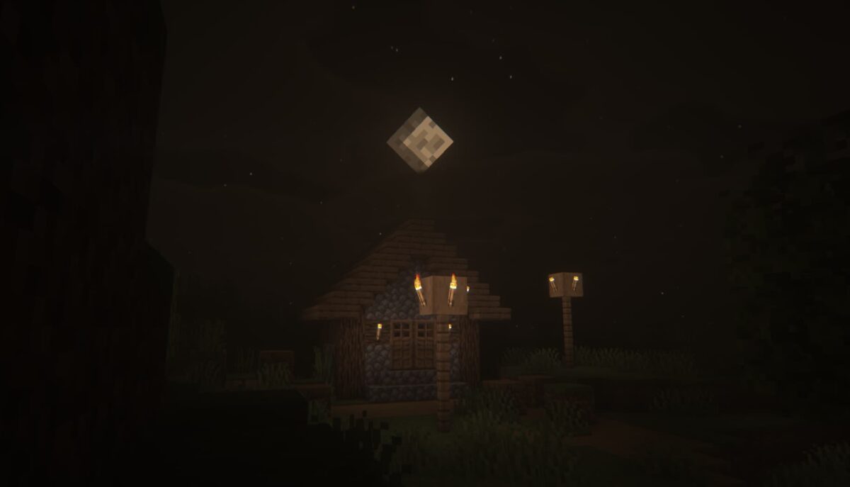 Image montrant l'effet de shader Insanity dans Minecraft, avec une maison éclairée par des torches sous un ciel nocturne sombre avec une lune carrée lumineuse.