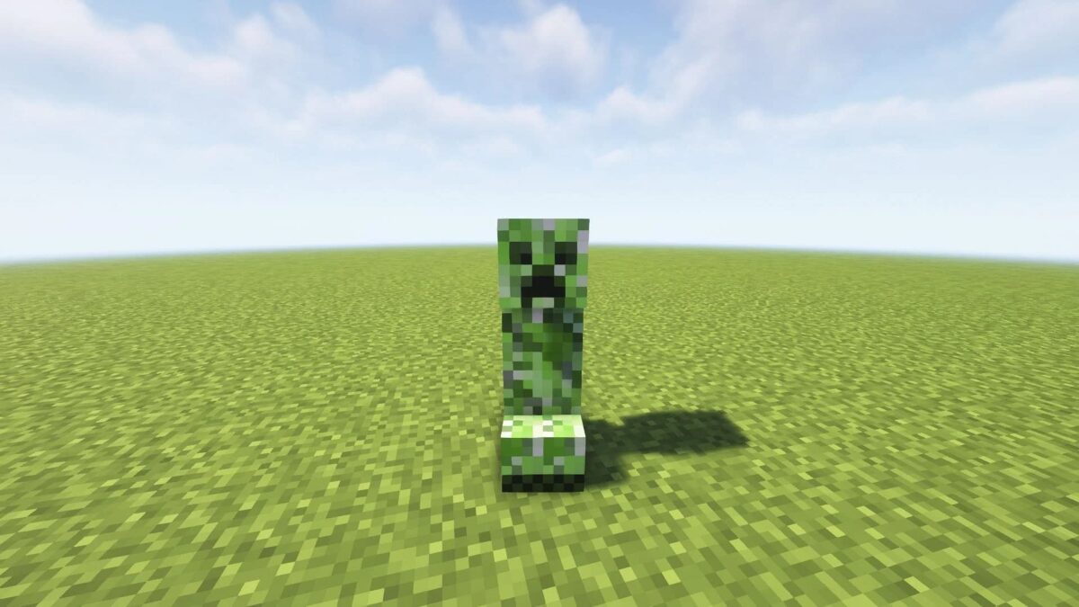 Creeper de Minecraft sur un champ d'herbe, créé accidentellement lors du développement des cochons dans Minecraft