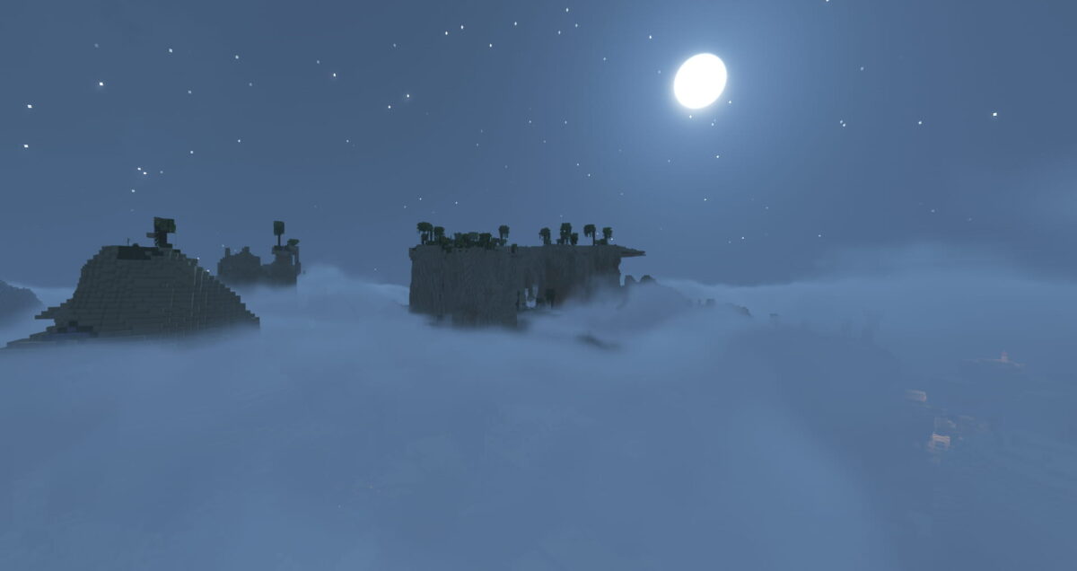 Paysage montagneux couvert de brouillard nocturne sous une pleine lune dans Minecraft avec le Solas Shader.