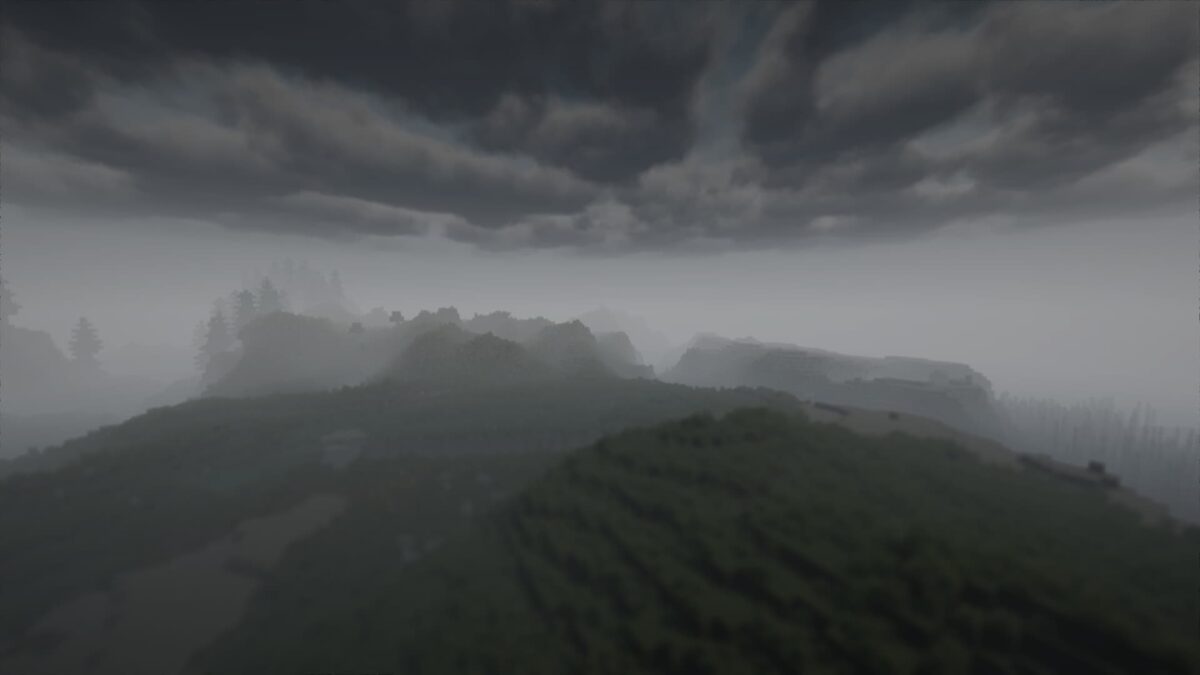 Minecraft Spooklementary shader, paysage brumeux avec des montagnes sous un ciel nuageux et menaçant