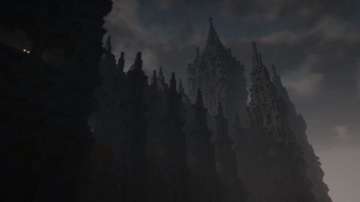 Minecraft Spooklementary shader, cathédrale imposante et sombre se dressant sous un ciel nuageux