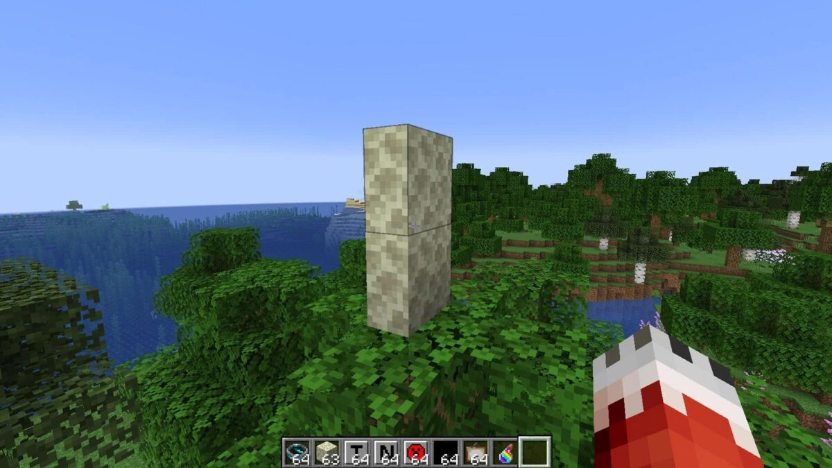 Construction de dalles verticales dans Minecraft surplombant un paysage forestier.