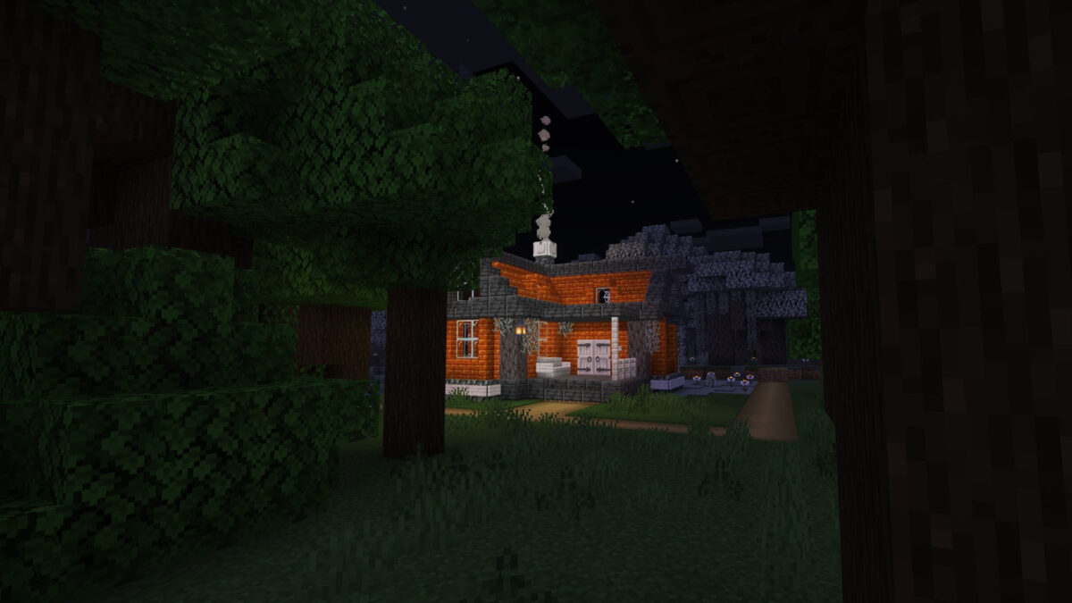 Maison construite avec des blocs de résine orange dans Minecraft, entourée de forêt dans le Jardin Pâle, avec une cheminée fumante la nuit.