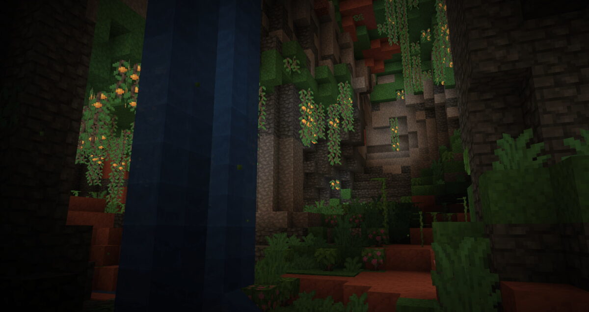 cascade dans une grotte luxuriante avec végétation suspendue, pack de textures Pixel Perfection Legacy pour Minecraft