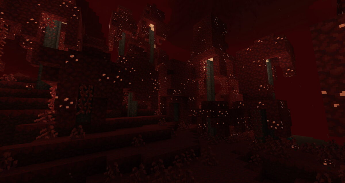 paysage du Nether avec formations rocheuses rouges et végétation lumineuse, pack de textures Pixel Perfection Legacy pour Minecraft