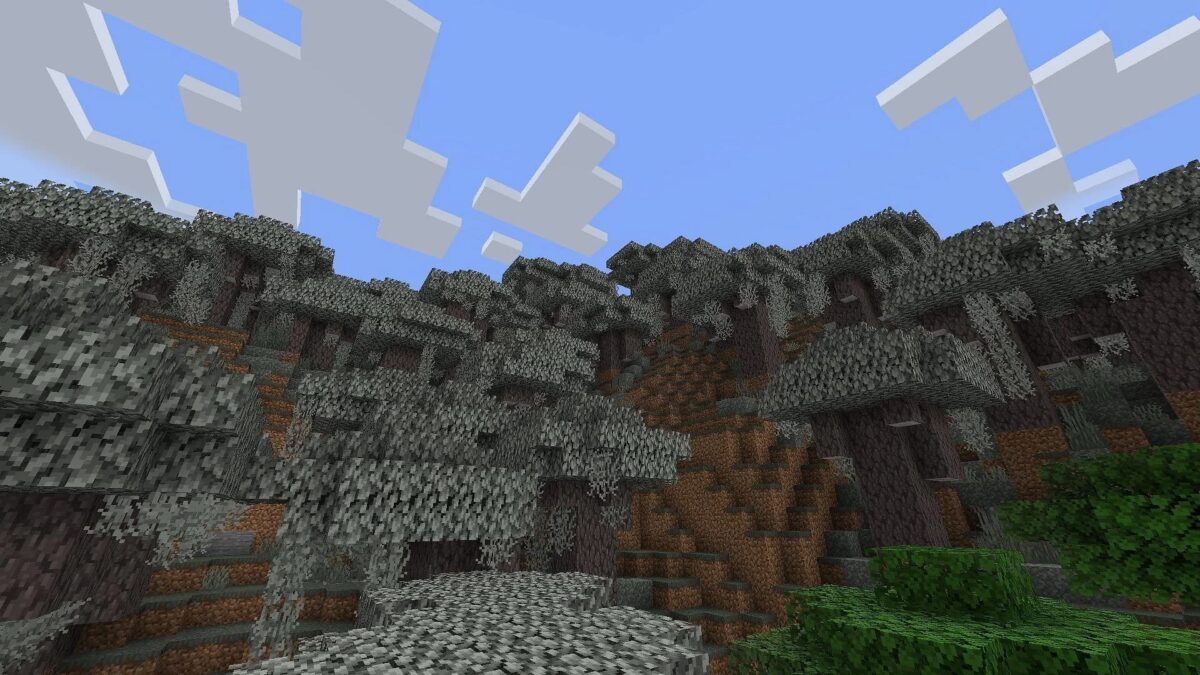 terrain escarpé du biome Pale Garden dans Minecraft 1.21.4 avec des Chênes Pâles et un ciel dégagé, idéal pour un seed proche du point d'apparition