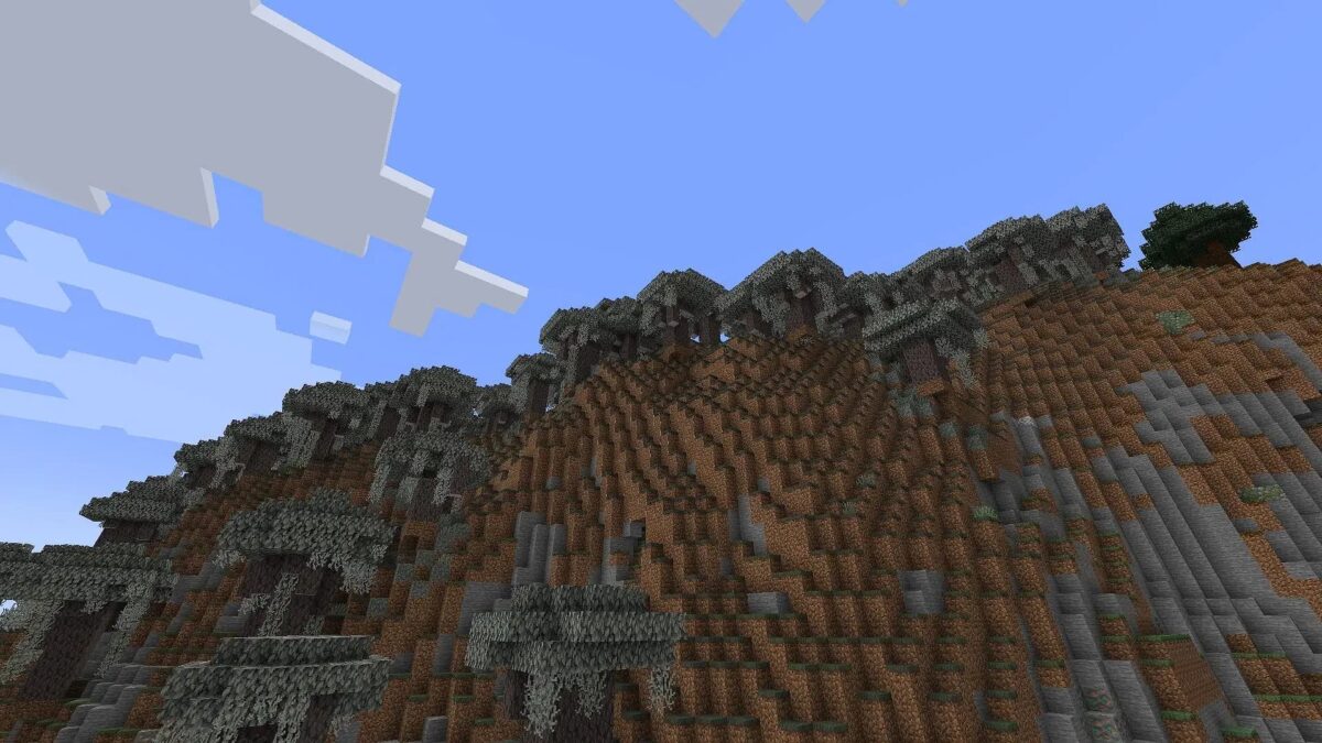 Montagne couverte de Chênes Pâles dans le biome Minecraft Pale Garden, offrant une vue spectaculaire