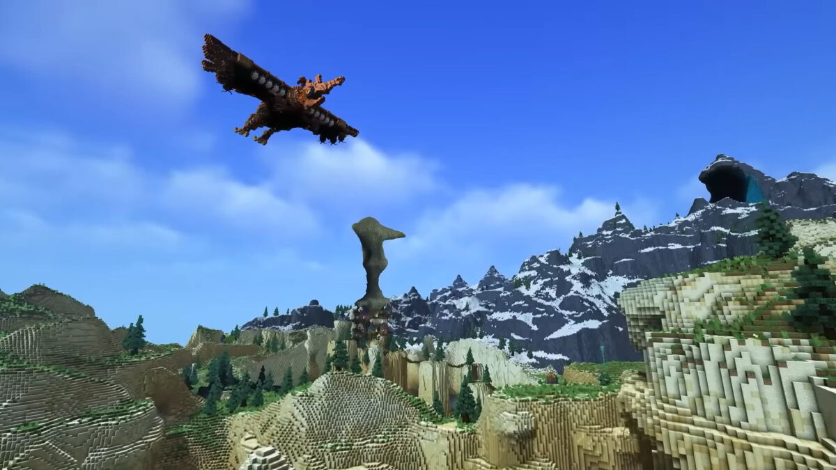 Un oiseau géant plane au-dessus de montagnes enneigées et de formations rocheuses, dans la recréation de Breath of the Wild dans Minecraft.