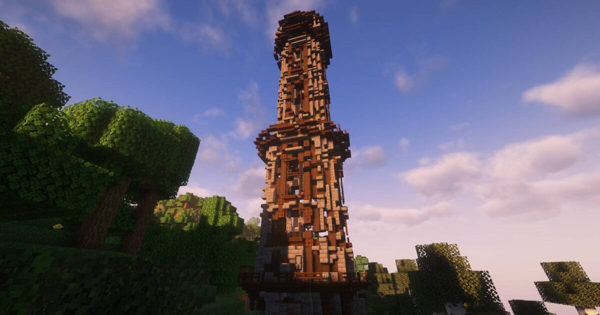 Avant-poste de pillards en ruines dans Minecraft avec Improved Pillager Outpost, structure délabrée et végétation envahissante