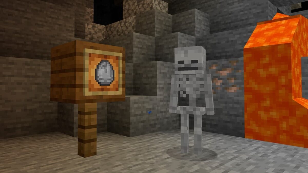 Un squelette Minecraft se tenant à côté de son œuf d’apparition dans une grotte sombre