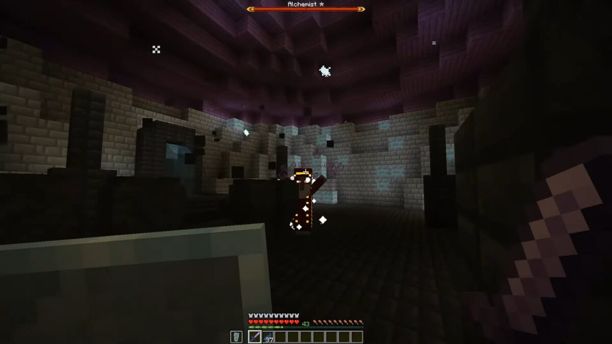 ombat contre le boss Alchemist dans le Blinding Dungeon de l'Everdawn du mod blue skies pour Minecraft, lançant des potions explosives