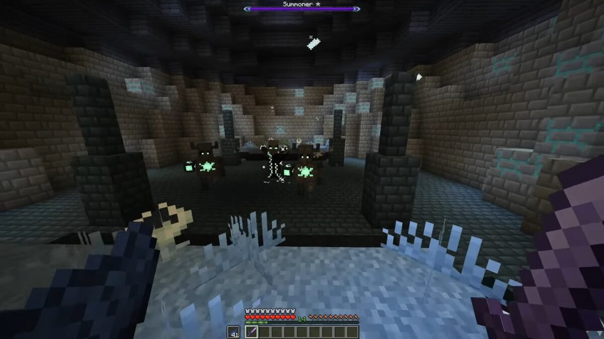 combat contre le boss Summoner dans le Blinding Dungeon de l'Everbright du mod blue skies pour Minecraft, invoquant des golems magiques