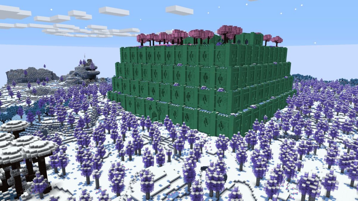 entrée du Nature Dungeon dans l'Everbright du mod blue skies pour Minecraft, une imposante pyramide verte entourée d’arbres violets