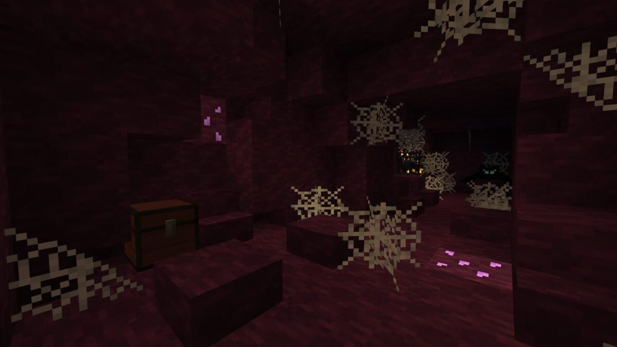 intérieur du Poison Dungeon dans l'Everdawn du mod blue skies pour Minecraft, avec des toiles d'araignée, un coffre et un spawner de créatures hostiles