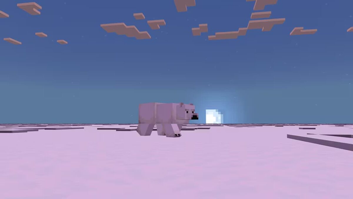 Un ours polaire se promène sur une étendue enneigée dans Minecraft Bedrock, avec la lune en arrière-plan.