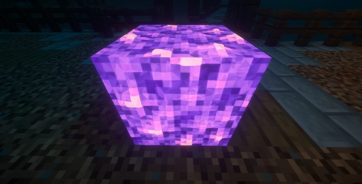 Pack de texture Minecraft RealisCraft JE 256x : bloc violet avec effet Emission activé, émettant une lumière violette éclatante