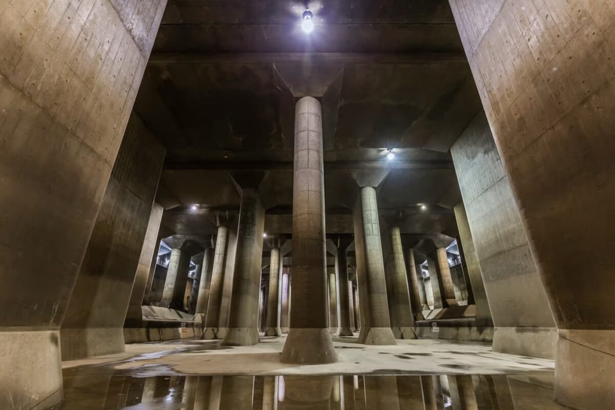 intérieur du réservoir principal du G-Cans au Japon, avec colonnes massives et lumière artificielle