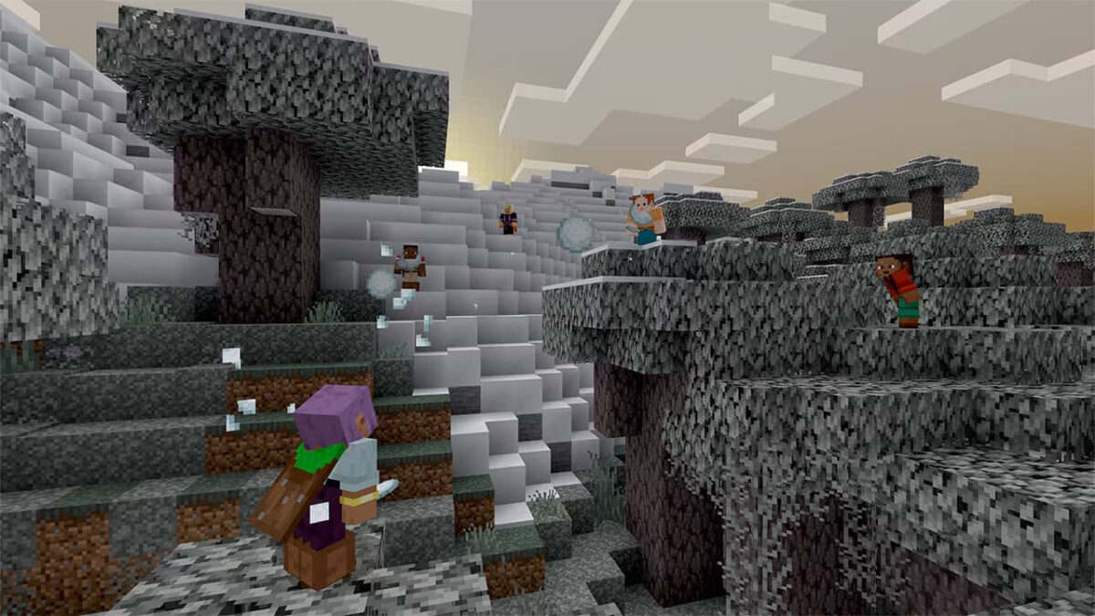 Personnages portant la Cape Commune dans Minecraft lançant des boules de neige sur une colline enneigée au coucher du soleil