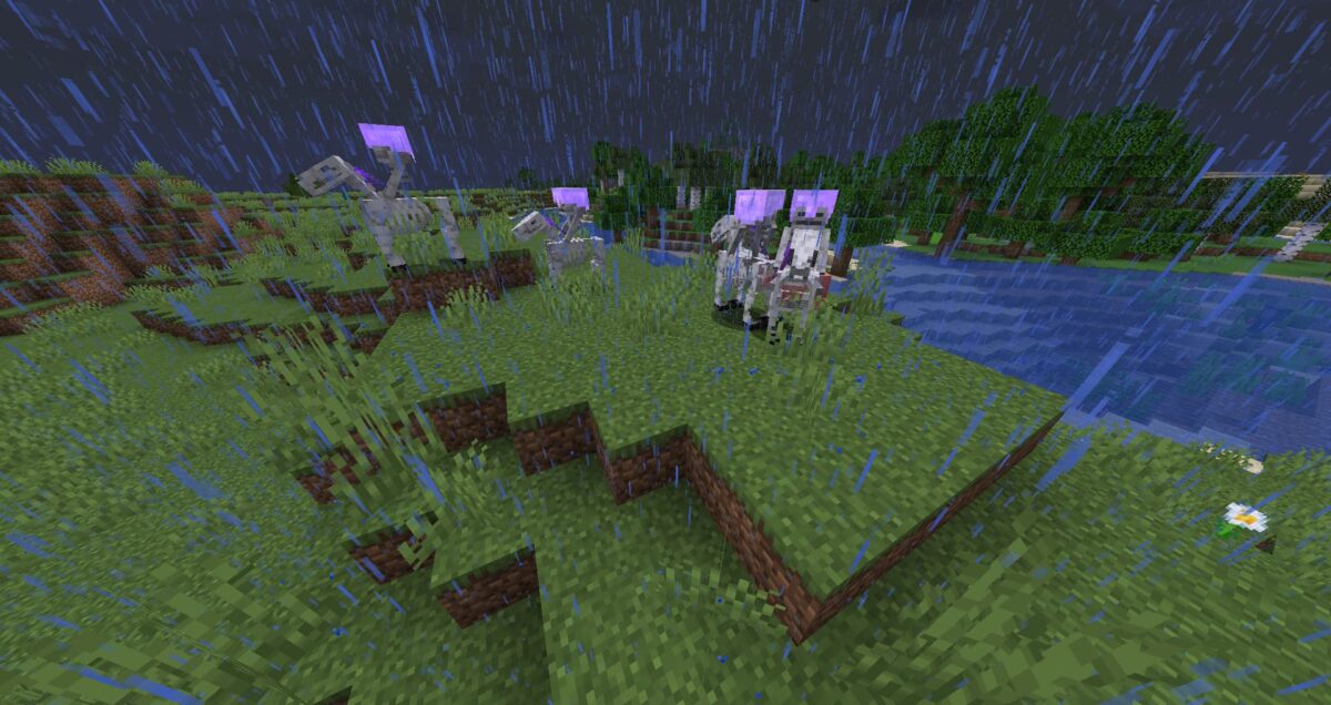 Cavaliers squelettes apparaissant après l’activation d’un piège de cheval-squelette sous la pluie dans Minecraft.