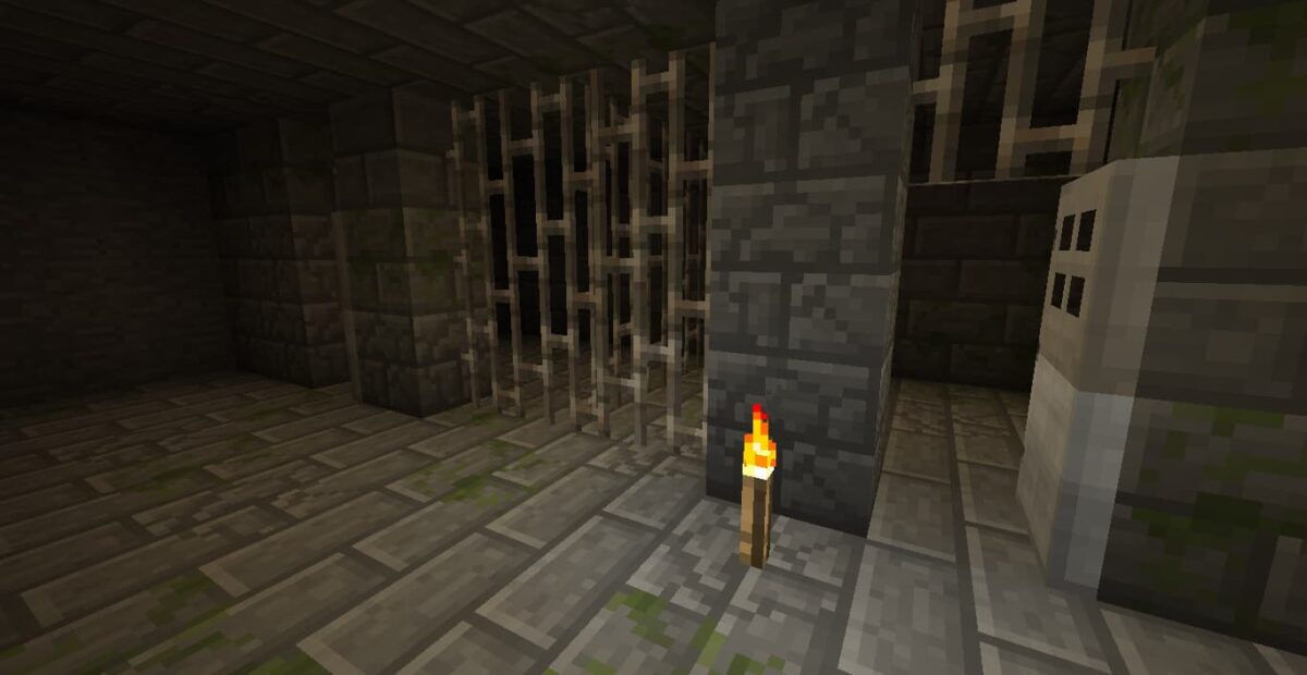 Cellules de prison dans un fort de Minecraft, avec portes en fer et barreaux.
