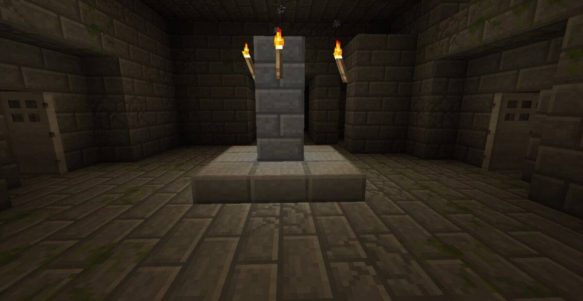 Intersection centrale d’un fort dans Minecraft, avec un pilier en pierre taillée et des torches.