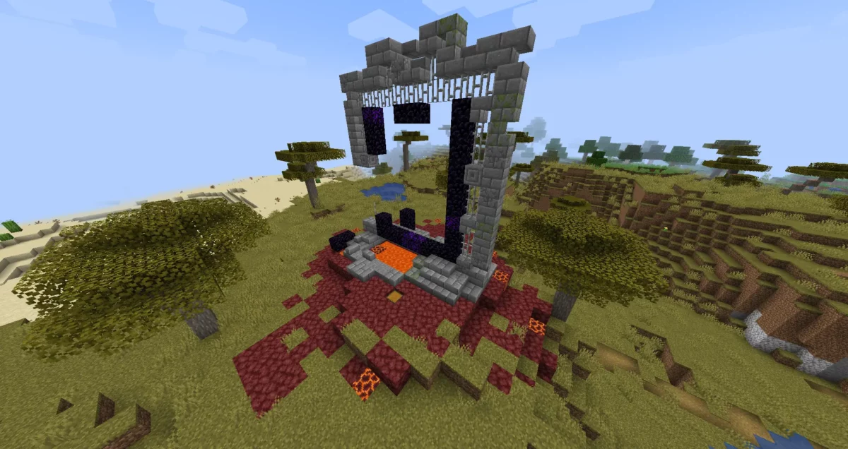 Grand portail en ruine dans Minecraft, généré dans une savane à la frontière d’un désert, avec lave et blocs de pierre taillée