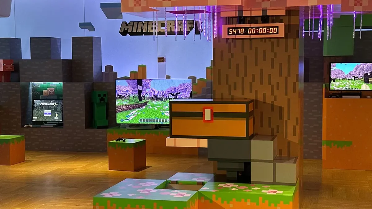 Installation de la capsule temporelle Minecraft exposée à Redmond avec un coffre géant et un compte à rebours