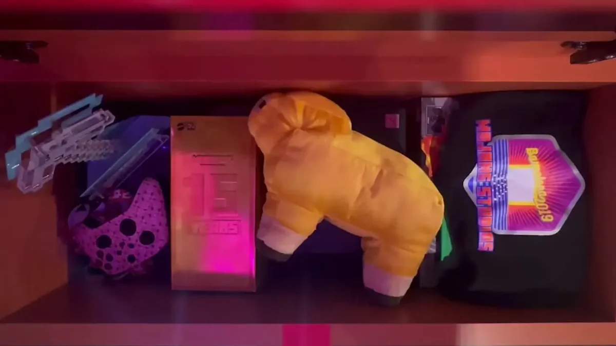 Contenu de la capsule temporelle Minecraft avec peluche jaune, boîte des 15 ans et objets collectors