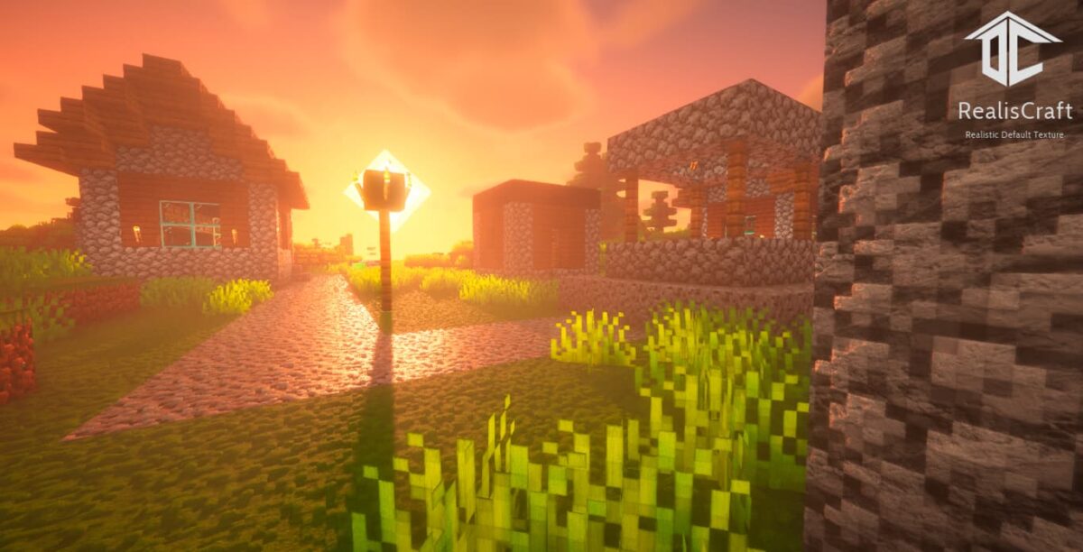 Pack de texture Minecraft RealisCraft JE 256x : village au coucher du soleil avec routes en gravier et maisons en pierre