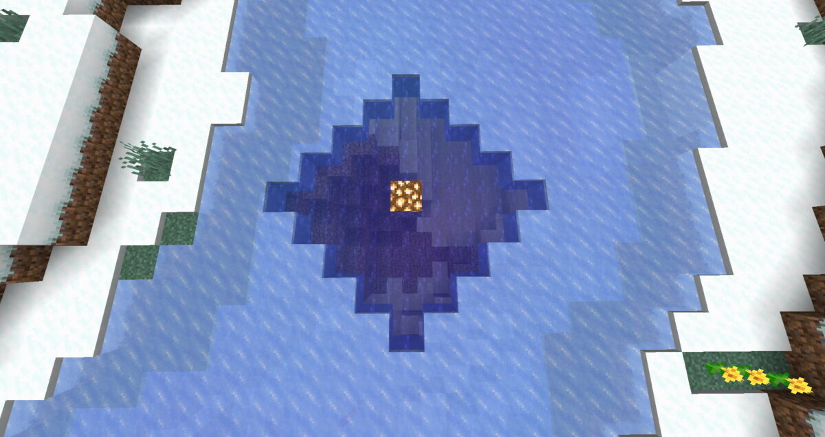 Bloc de pierre lumineuse placé sous l’eau dans une zone enneigée, faisant fondre la glace autour de lui dans Minecraft