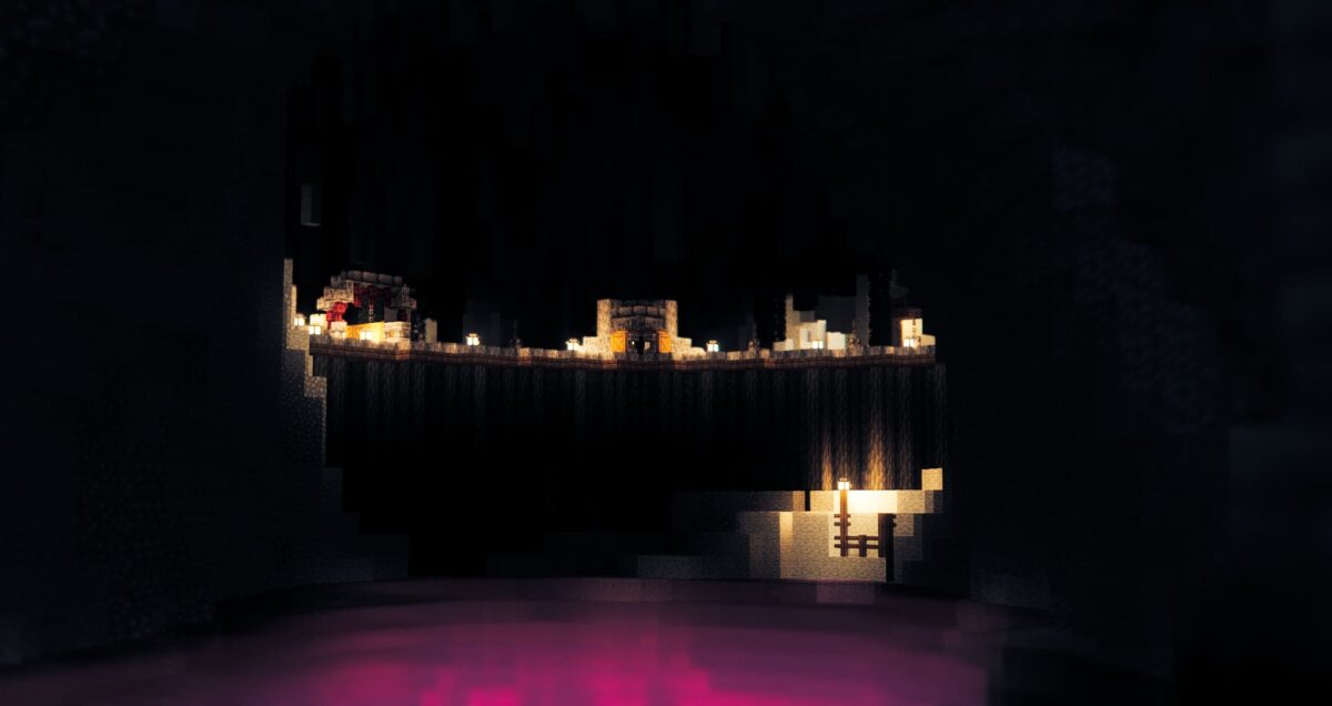 Cavité souterraine secrète de la Greek City map Minecraft, éclairée par des torches au-dessus d’un lac souterrain rose.