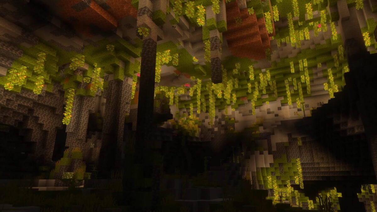 Minecraft avec Vibrant Visuals activé, lumière naturelle filtrant dans une grotte luxuriante