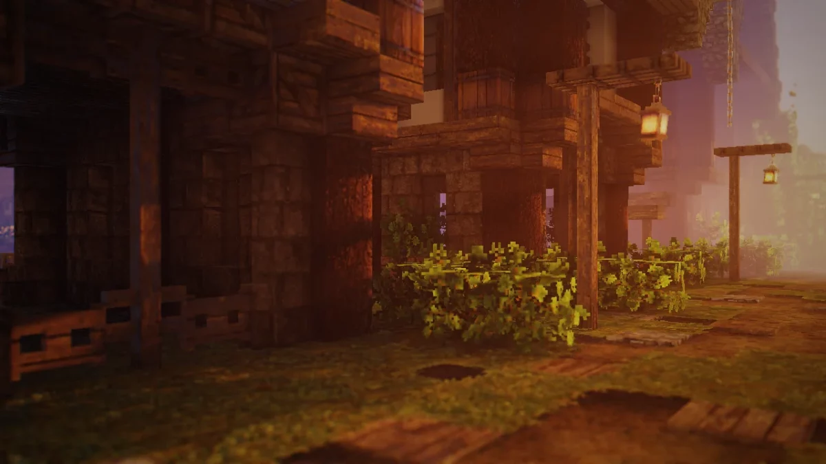 Ruelle en bois et pierre dans Minecraft avec lanternes suspendues et effets de lumière du shader RedHat au crépuscule.