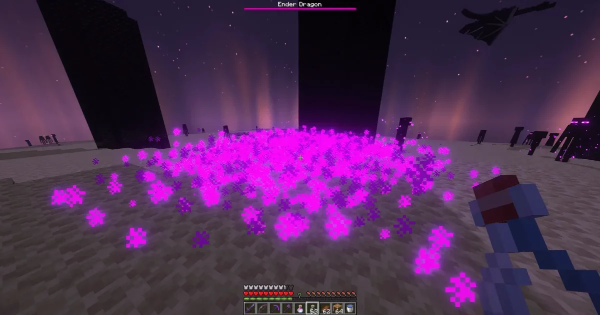 Nuage de souffle de dragon violet dans l’End de Minecraft, avec l’Ender Dragon en vol et un joueur tenant une fiole vide au premier plan