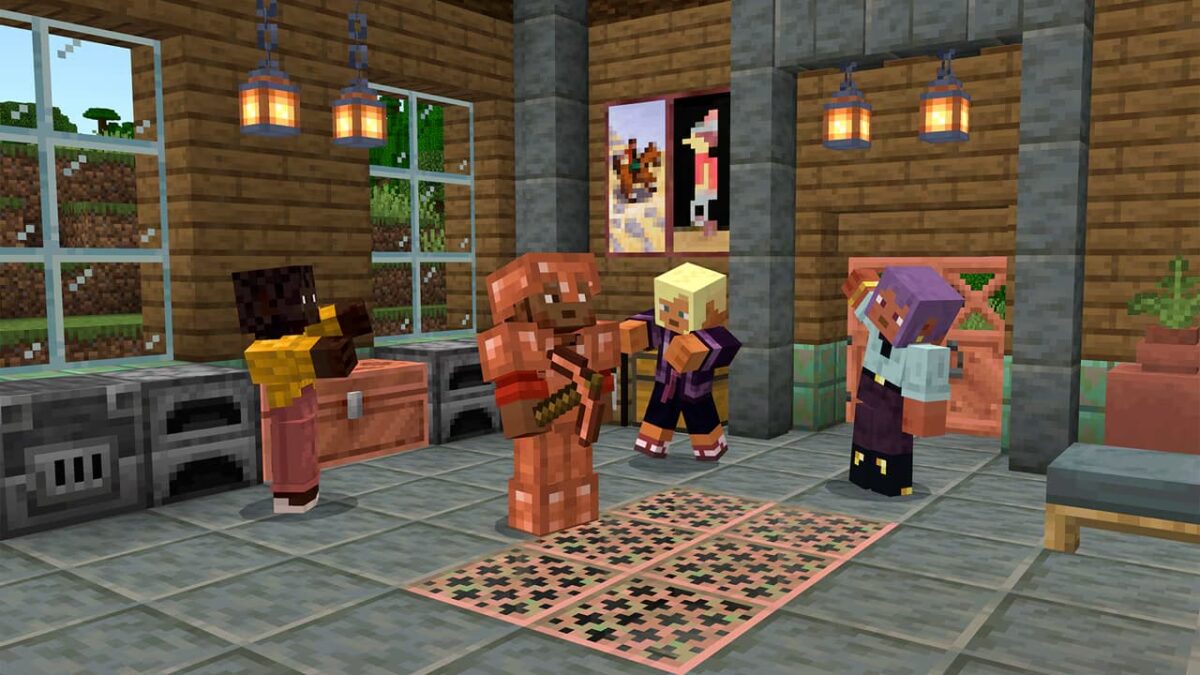 Quatre personnages dans une base Minecraft, dont un équipé d’une armure en cuivre complète avec une pioche, entourés de coffres en cuivre.