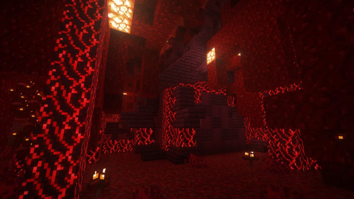 Escalier de pierre sombre camouflé dans une forêt de crimson blocks, structure générée par le mod Medieval Buildings dans le Nether.