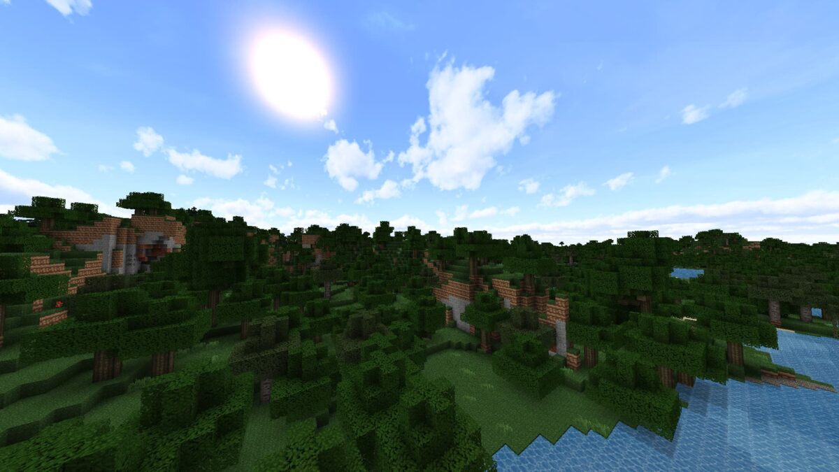 Vue panoramique d’une forêt dense dans Minecraft avec le pack de textures Gerudoku Faithful, sous un ciel lumineux et partiellement nuageux.