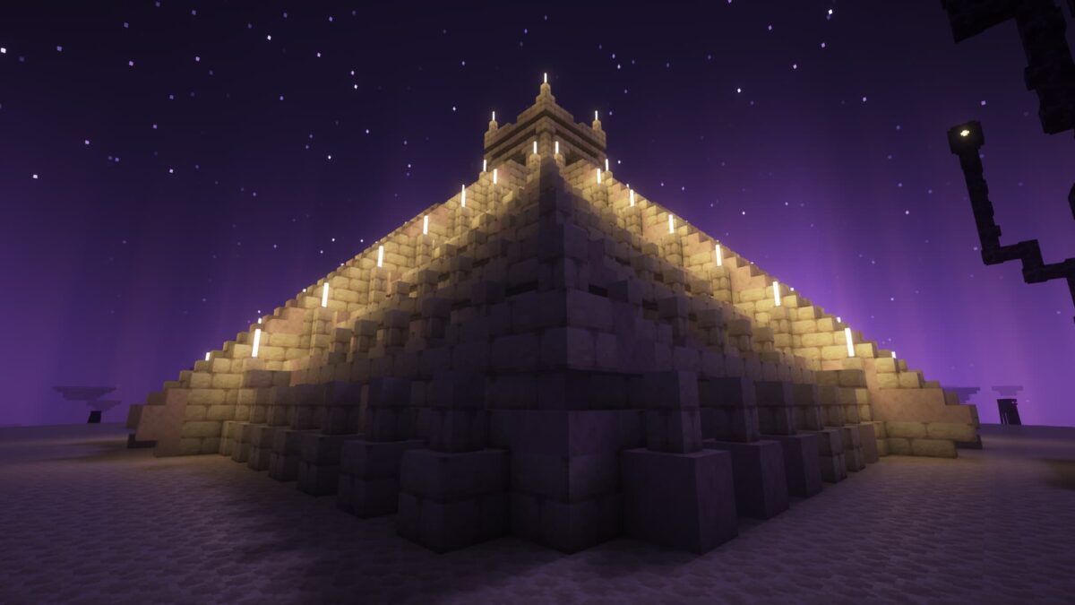 Grande pyramide symétrique illuminée dans l’End, structure du mod Medieval Buildings.