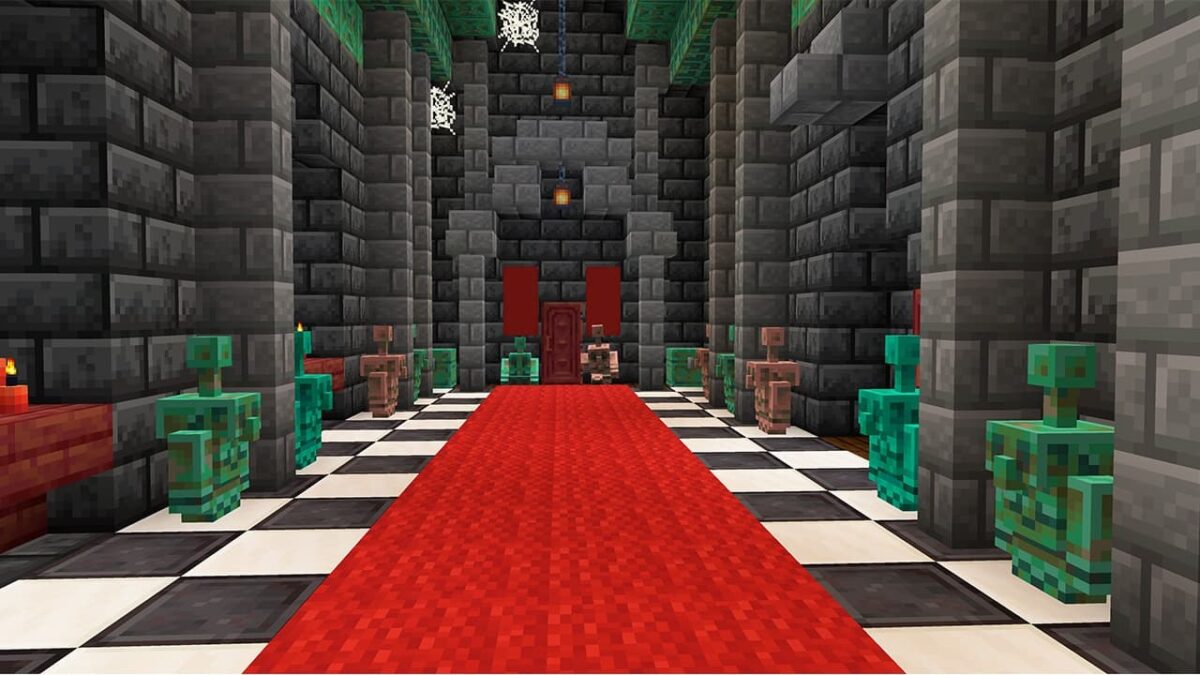 Alignement de statues de golems de cuivre dans un couloir en pierre sombre décoré de tapis rouges et de toiles d’araignées dans Minecraft.