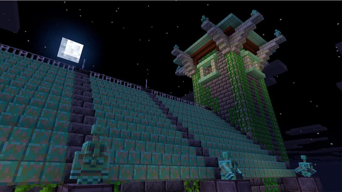 Statues de golems de cuivre alignées sur un escalier monumental en cuivre oxydé, au pied d’une tour recouverte de lierre dans Minecraft, de nuit.