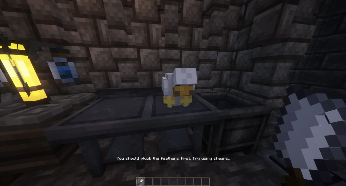 mod Minecraft Butchery – carcasse de poulet posée sur une table de boucherie en attente de plumage