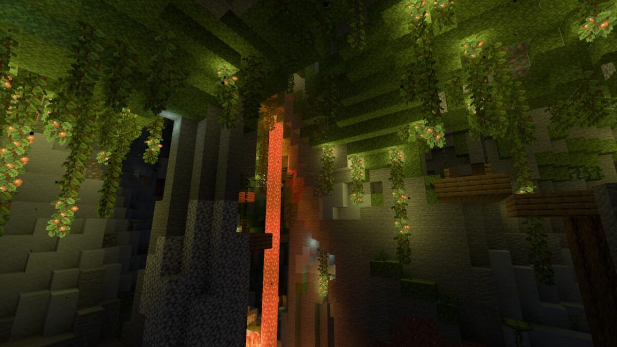 Grotte luxuriante de Minecraft avec végétation suspendue et cascade de lave éclairant l’environnement.