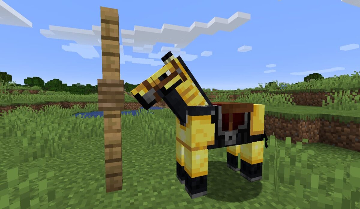 Cheval attaché à une barrière en bois avec une laisse dans Minecraft.