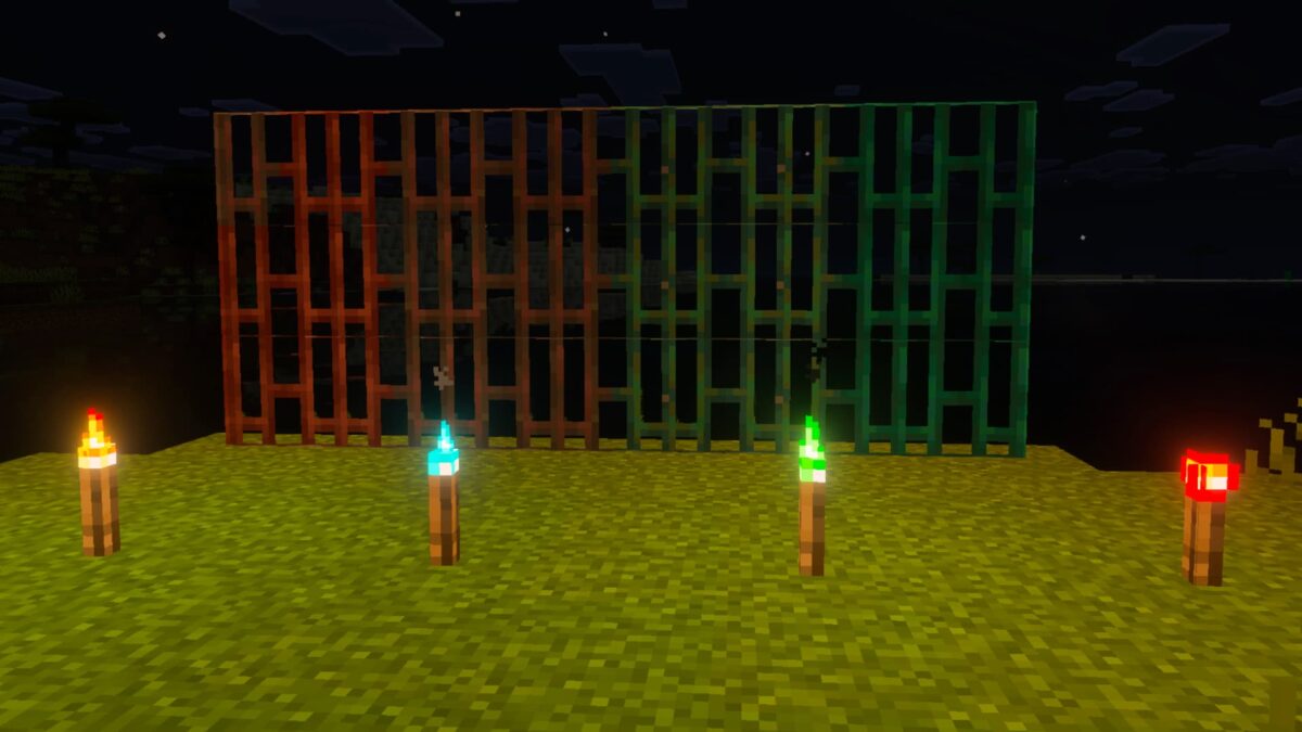 Comparaison des quatre types de torches dans Minecraft, incluant la torche en cuivre allumée devant des grilles en cuivre oxydées