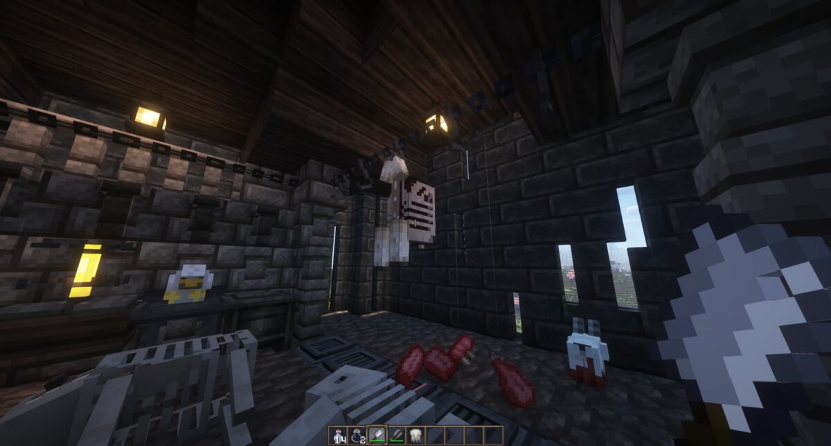mod Minecraft Butchery – dépouille d’animaux suspendue avec morceaux de viande au sol dans une salle de boucherie