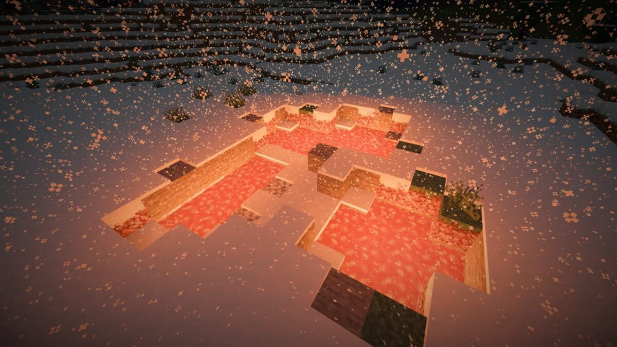 Petit lac de lave entouré de neige sous une chute de flocons dans Minecraft.