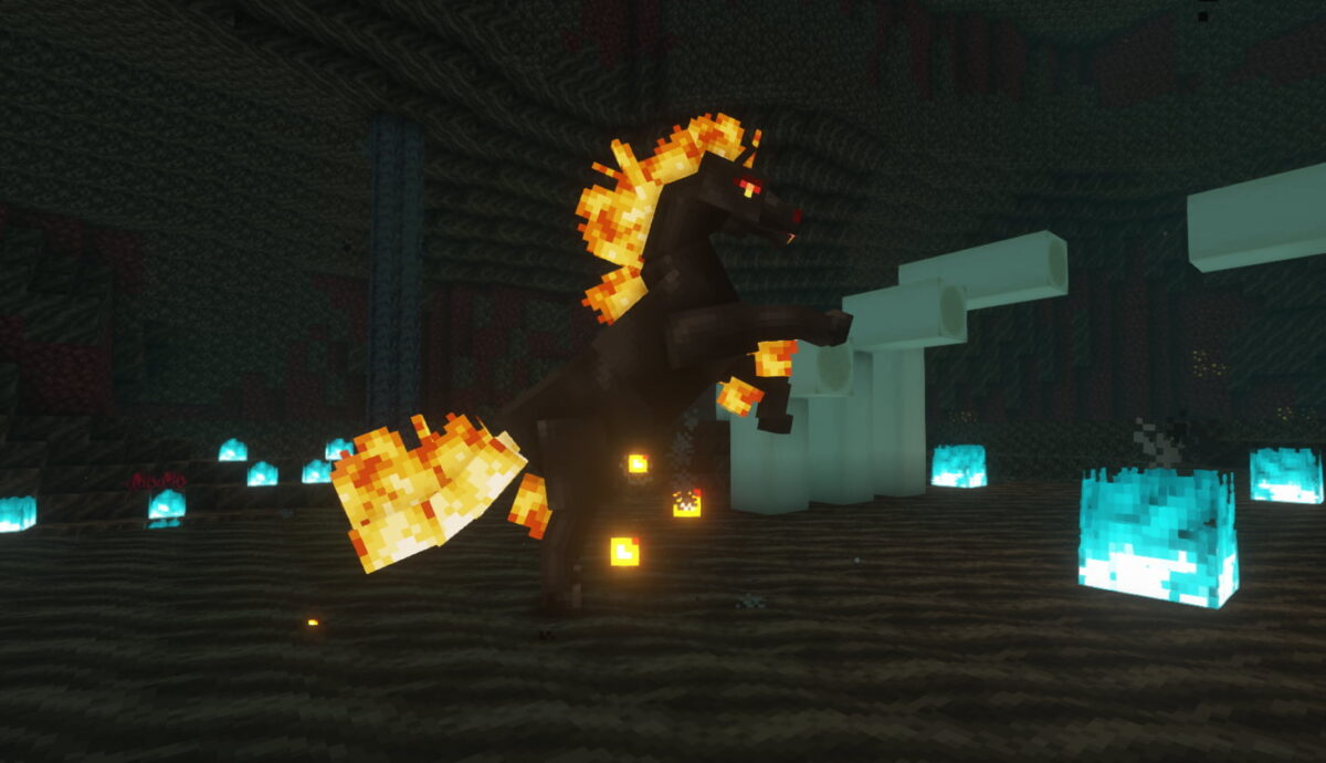 Nightmare dans le mod Mythic Mounts pour Minecraft, cheval de feu capable de marcher sur la lave dans le Nether.