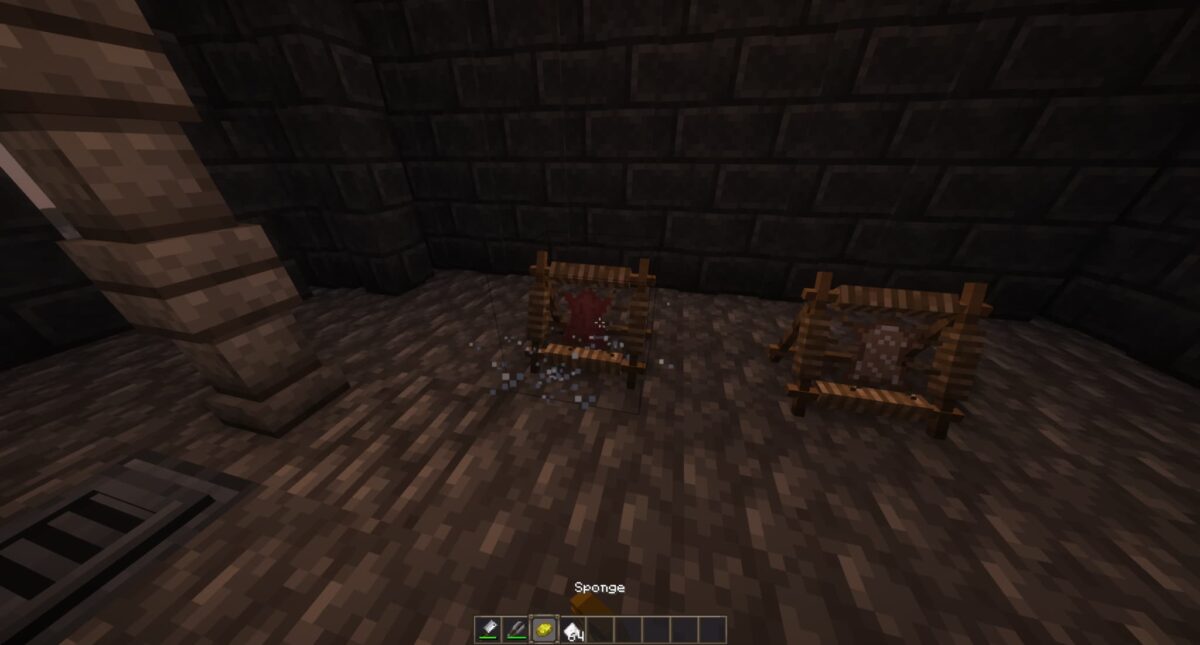 mod Minecraft Butchery – peau animale tendue sur un support en bois lors du processus de tannage